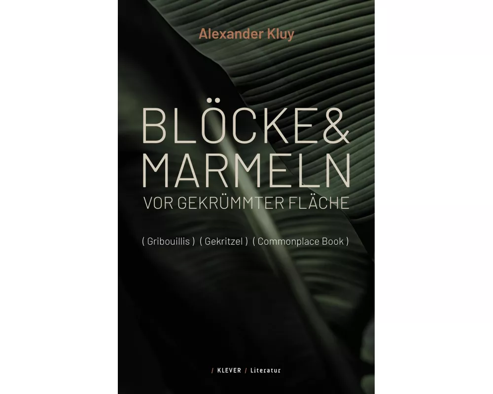 Blöcke und Marmeln vor gekrümmter Fläche