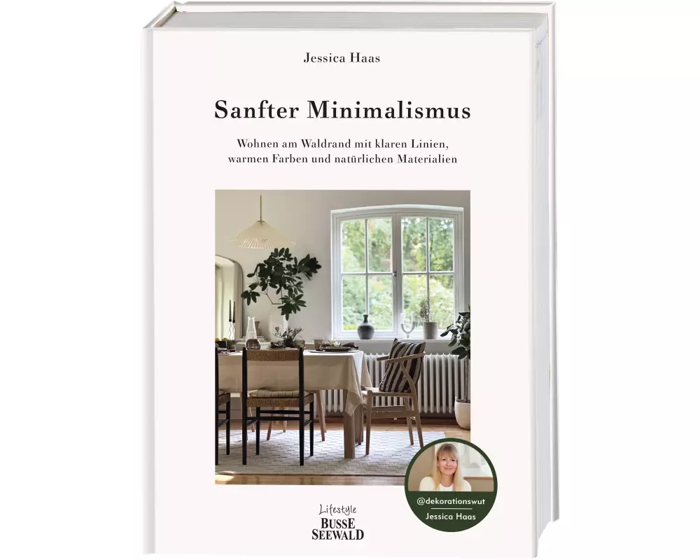 Sanfter Minimalismus. Wohnen am Waldrand mit klaren Linien, warmen Farben und natürlichen Materialien