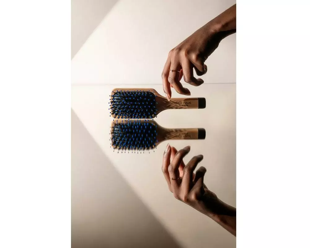 HAIR rituel by sisley The Pocket Brush