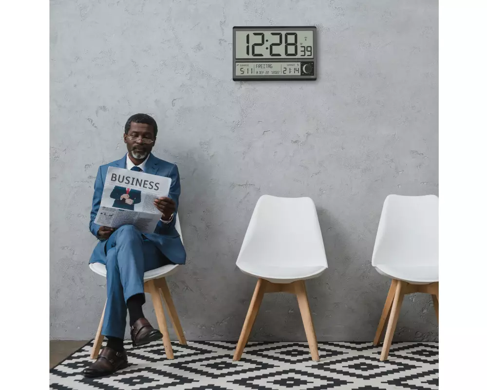 TFA Dostmann Funkuhr mit Sonnenauf- und -untergangsanzeige XL Schwarz