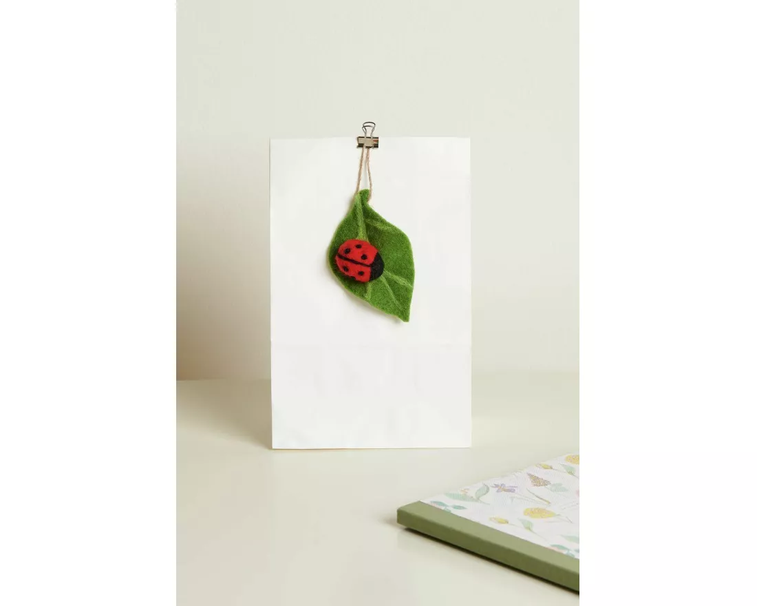 Aufhänger Filz-Blatt mit Marienkäfer, 10 x 6,5 x 2,4cm