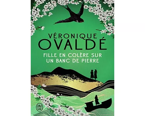 Fille en colère sur un banc de pierre