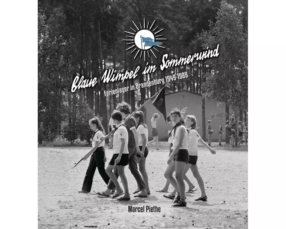 Blaue Wimpel im Sommerwind