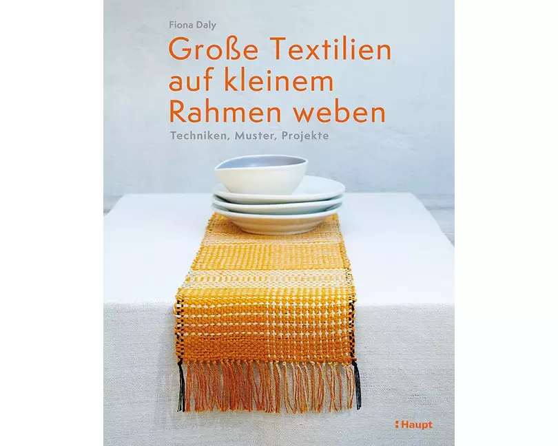 Große Textilien auf kleinem Rahmen weben