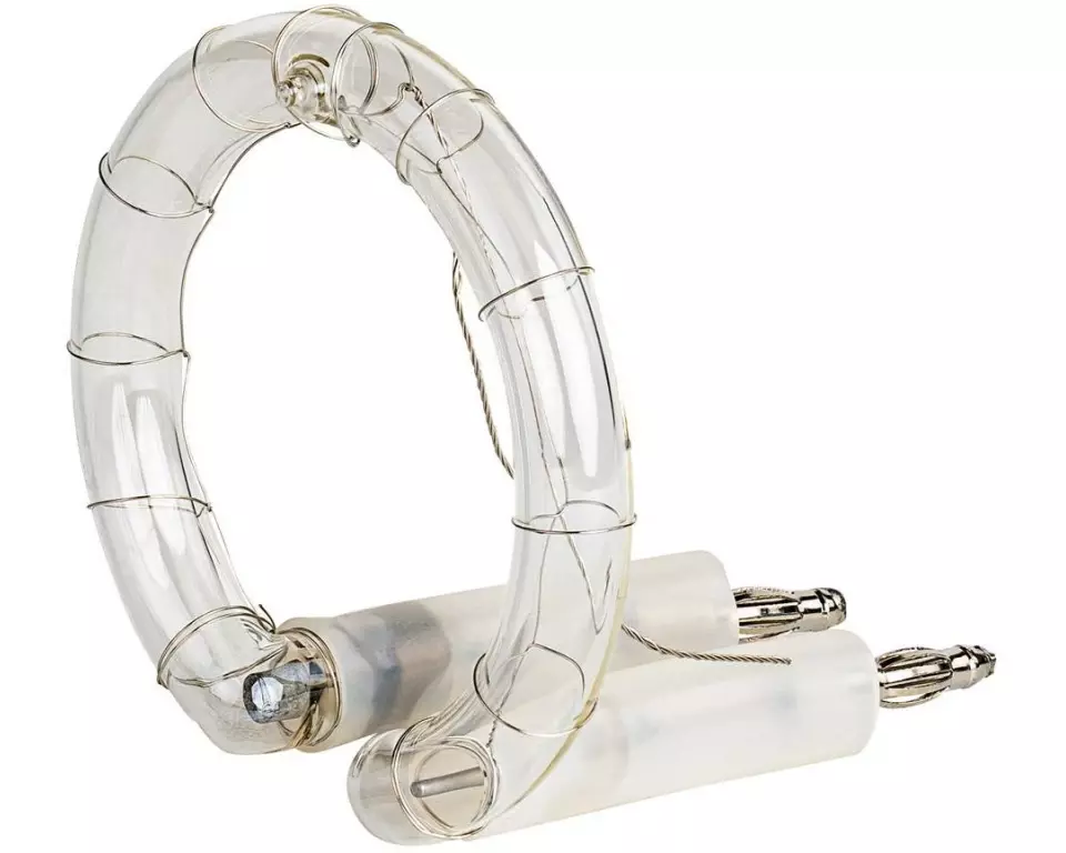 Dörr Blitzröhre gesteckt für DFX-300 Studioblitz