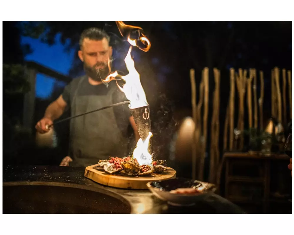Forged BBQ Flambadou aus Gusseisen mit Olivenholzgriff
