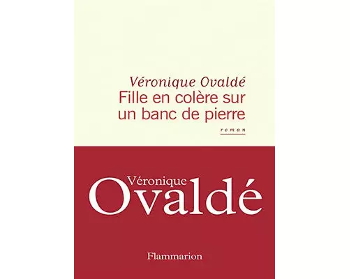 Fille en colère sur un banc de pierre