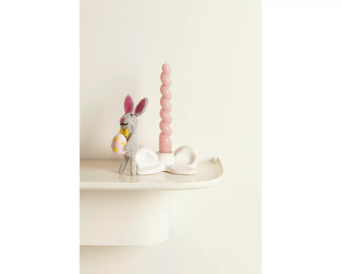 Aufhänger Filz-Hase mit Osterei und Gelber Fliege, 14,5 x 4 x 5,5cm