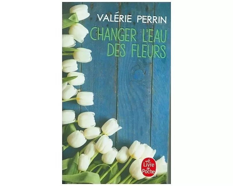 Changer l'eau des fleurs