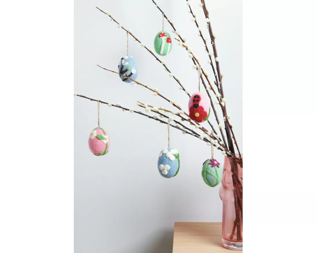 Aufhänger Filz-Ei Marienkäfer auf Blüte, Rosa, 7,8 x Ø 5,8cm