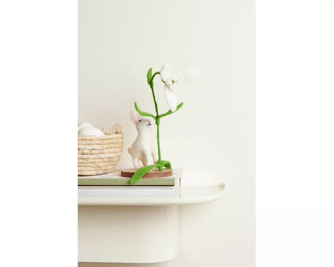 Filz-Hase mit Schneeglöckchen, Weiß, auf Holzscheibe, 20 x 9 x 10,5cm