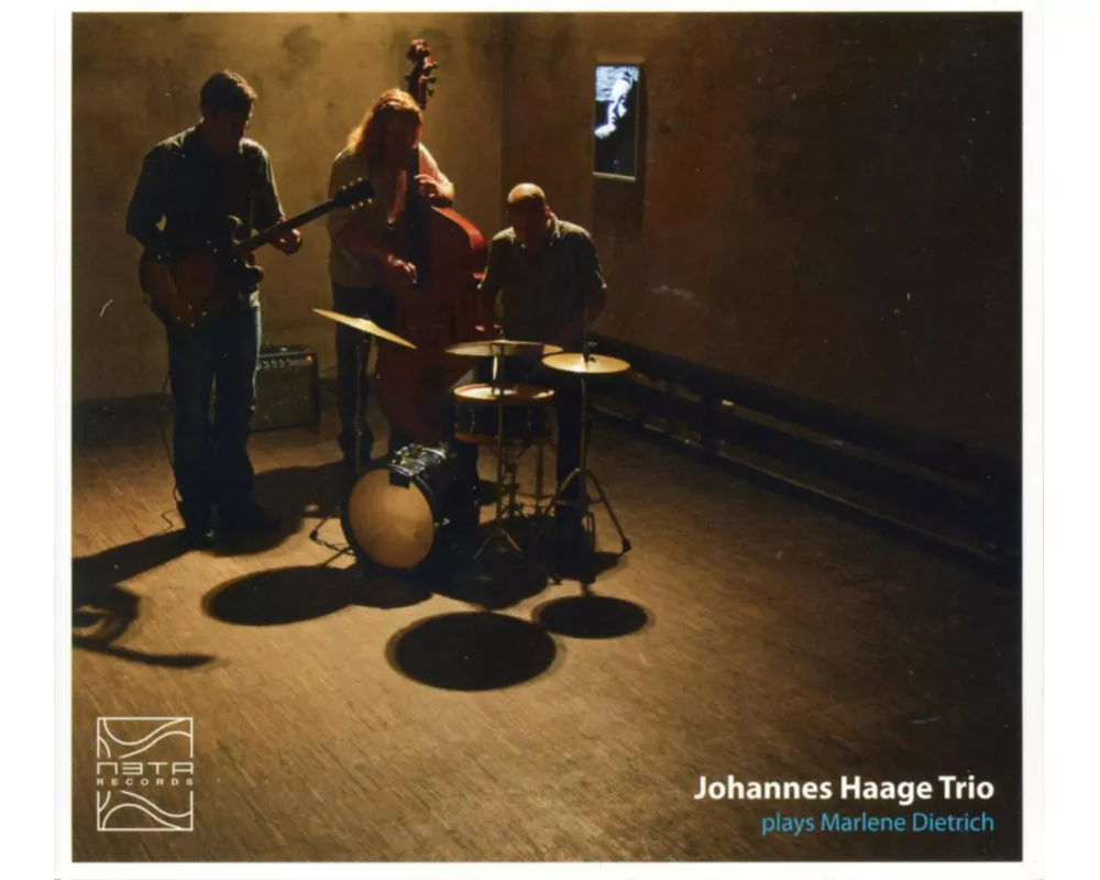 Plays Marlene Dietrich