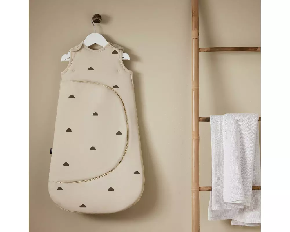 Snüz Pouch Babyschlafsack, 0-6 Monate Sand mit Wölkchen, TOG 2.5