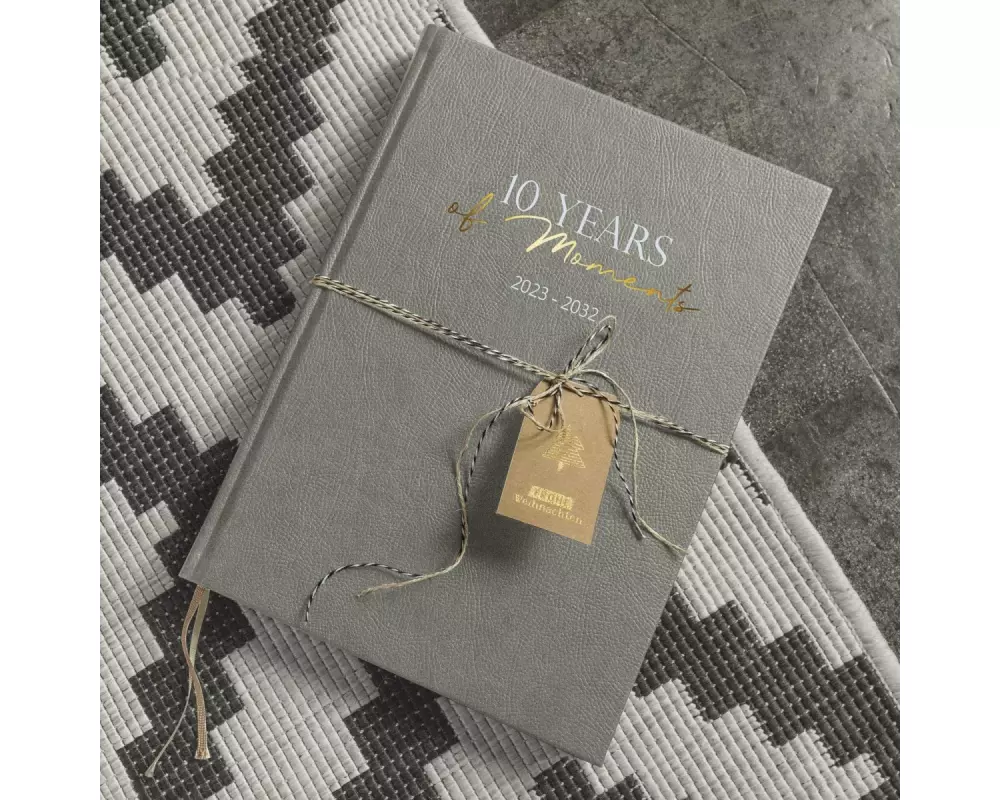 rido/idé 7022404013 10-Jahres-Kalender Buchkalender 2023-2032 "10 Years of Moments" 1 Seite = 1 Tag, 2023 - 2032 Blattgröße 21 x 29,7 cm A4 Kunstle