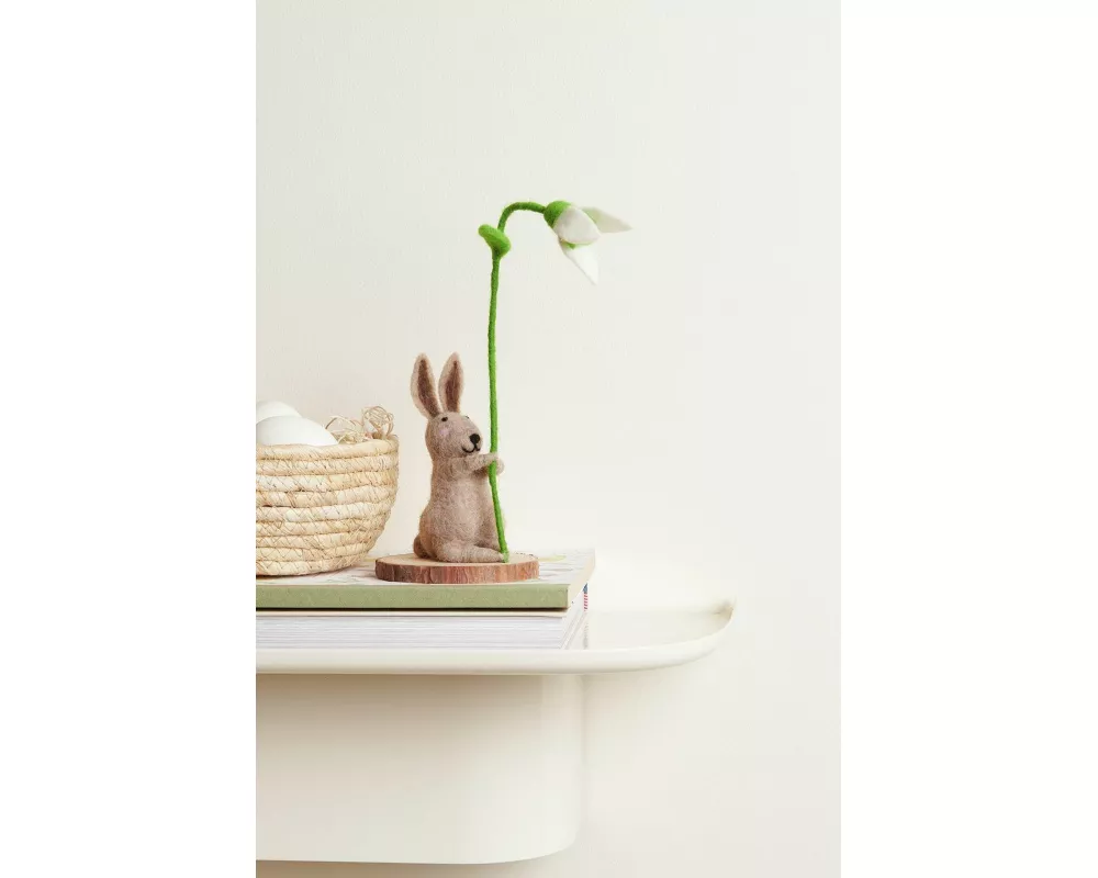 Filz-Hase mit Schneeglöckchen, Braun, auf Holzscheibe, 21 x 9,5 x 9,5cm