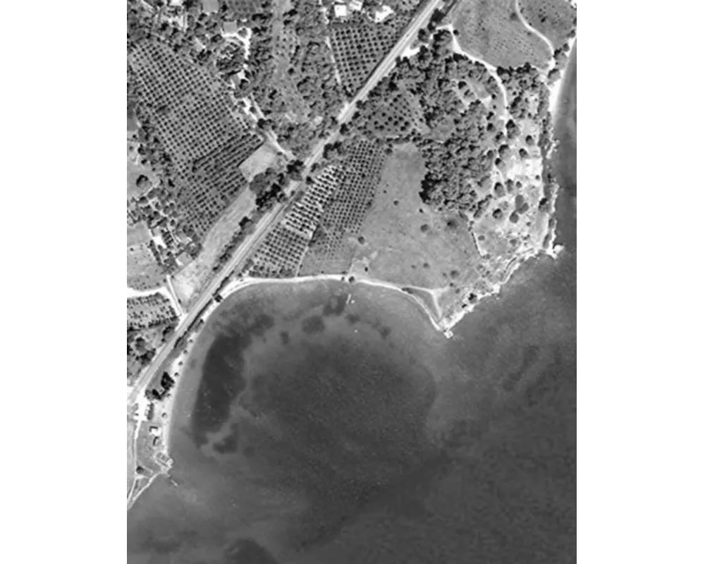 On the Edge of a Roman Port (2-volume set)